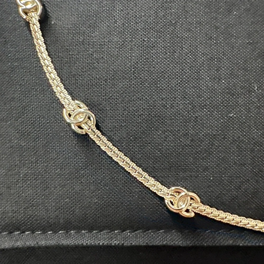 CHANEL Mini CC necklace in gold - Picture 2 of 5